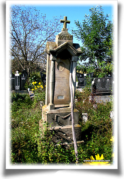 Nadgrobni spomenik oca i sina na seoskom groblju u Starom Lopašu
