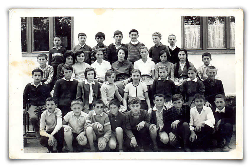 Peti razred osnovne škole školske 1962/63 godine, razredni starešina Anđelković Dubravka