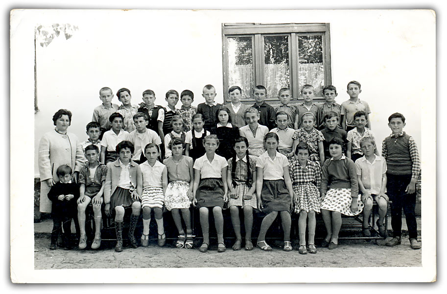 Četvrti razred osnovne škole u Lopašu školske 1961/62 godine kod učiteljice Đonić Divne