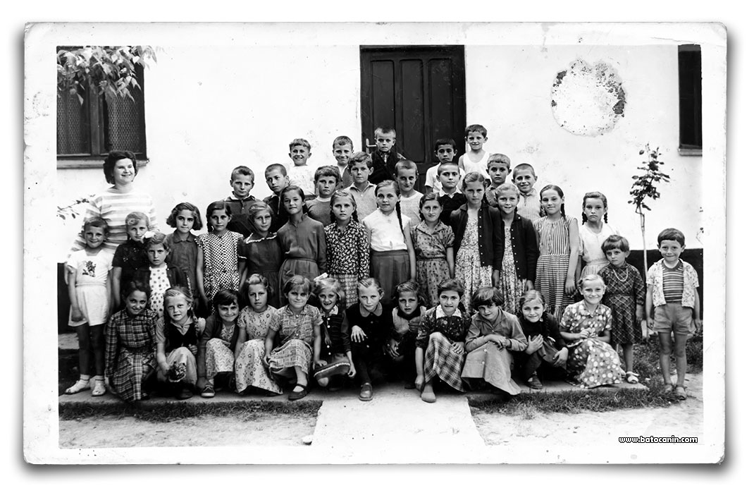 Treći razred osnovne škole u Lopašu školske 1960/61 godine kod učiteljice Obradović Nade