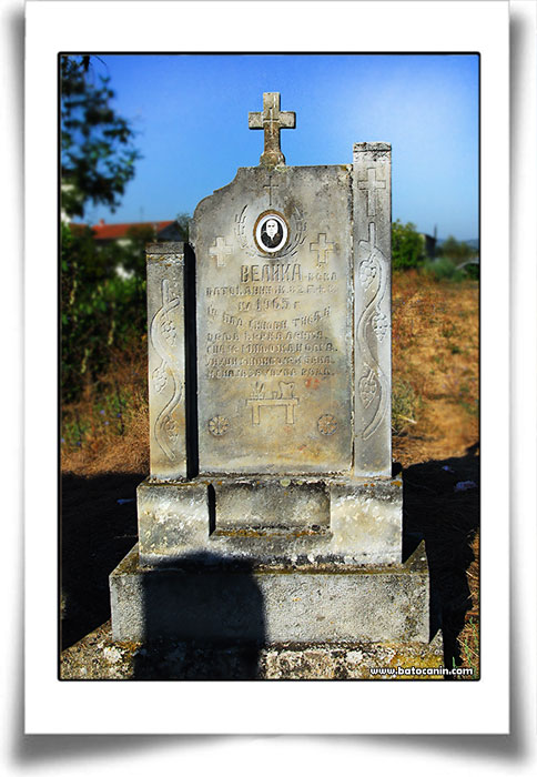 Nadgrobni spomenik na seoskom groblju u Starom Lopašu