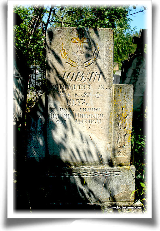 Nadgrobni spomenik na seoskom groblju u Odžacima