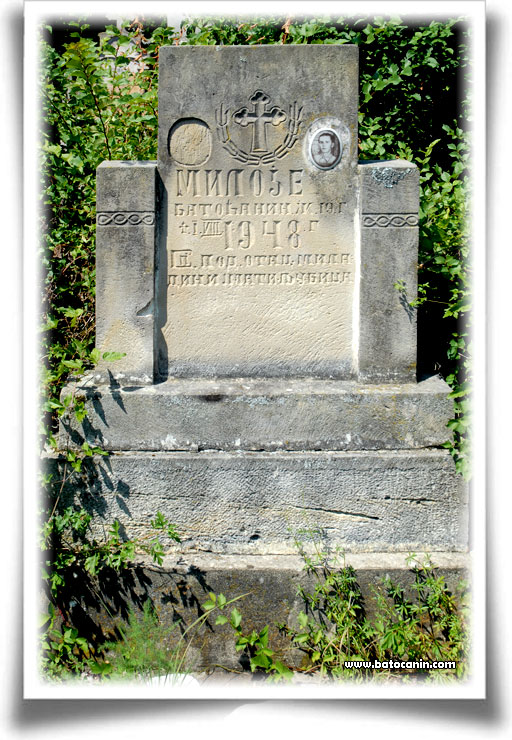 Nadgrobni spomenik na seoskom groblju u Odžacima.