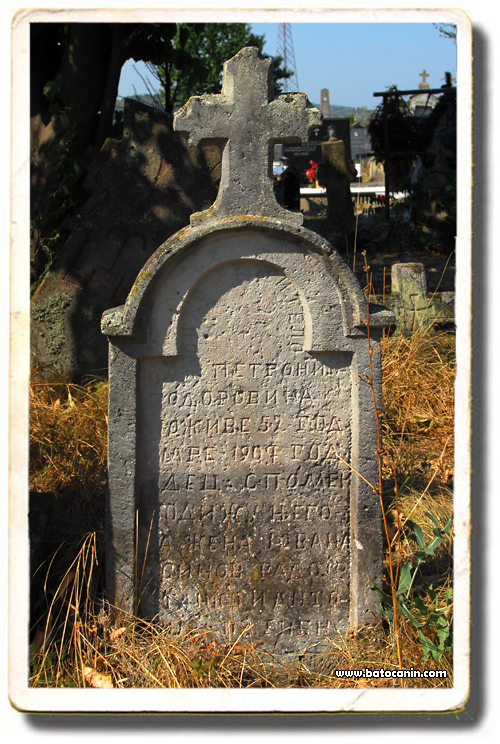 0238 Nadgrobni spomenik Todorović Petronija na seoskom groblju u Donjem Ribniku