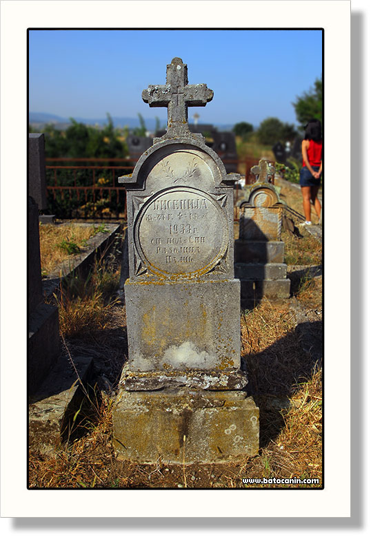 Nadgrobni spomenik na seoskom groblju u Donjoj Počekovini