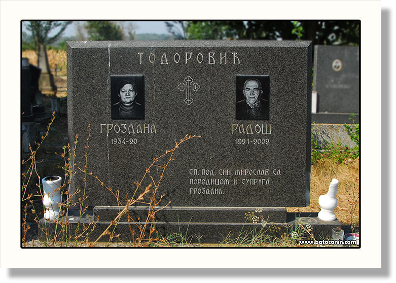 0412 Porodična grobnica Todorović Grozdane i Radoša na seoskom groblju u Donjem Ribniku