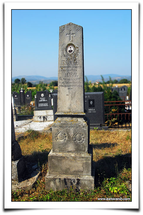 0444 Nadgrobni spomenik Jovanović Vuksanu na seoskom groblju u Donjoj Počekovini