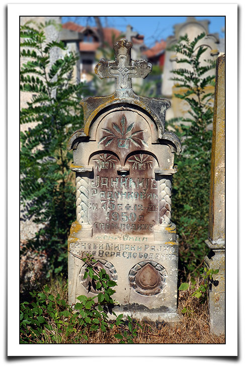 Nadgrobni spomenik na sesokom groblju u Lopašu