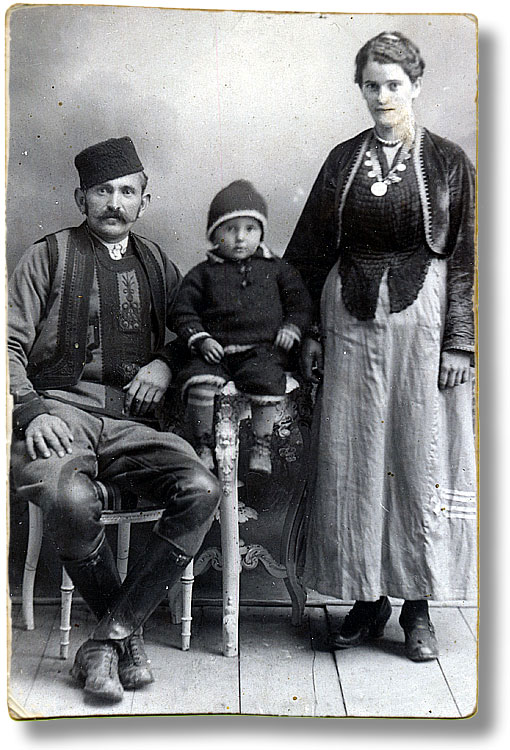 0825 Petar Radenković sa roditeljima.